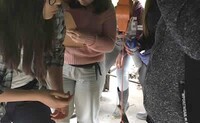 Estudiantes marcando un parto de animales PR