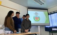 Estudiantes presentando su UP